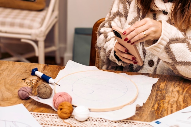 Osoba haftująca ręcznie